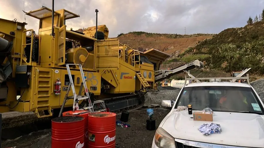 On-site mechanical work on heavy crushing plant in a Northland quarry